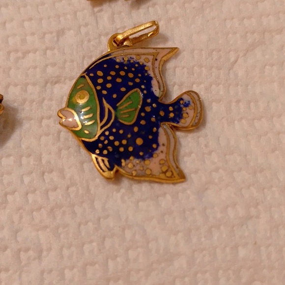 New Vintage lot of 9 Cloisonne Fish Pendants Various sizes/colours - Picture 7 of 8